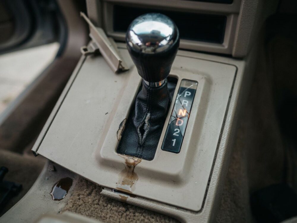 mechanik naprawia wybierak biegów