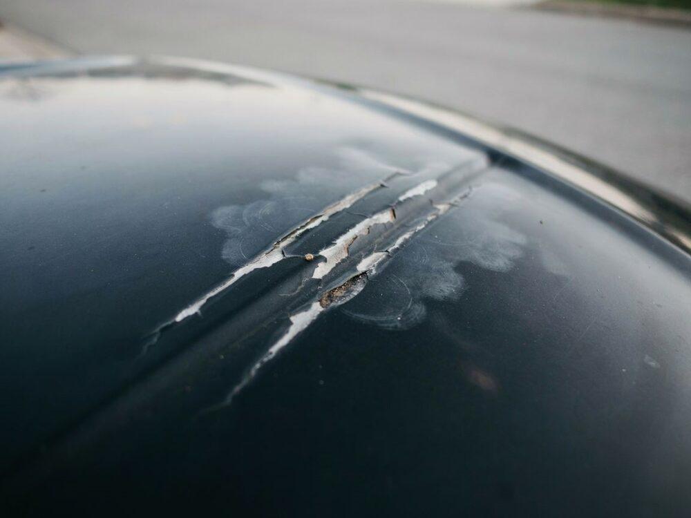 Porysowane auto co zrobić Jak samodzielnie usunąć rysy i jak uzyskać odszkodowanie