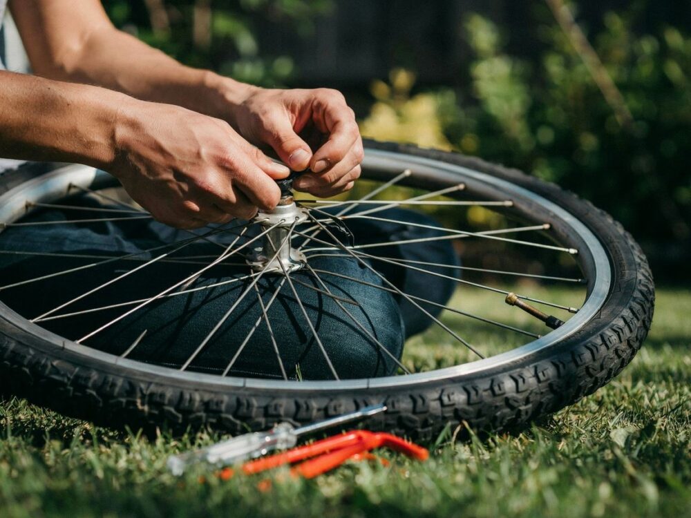 Jak samodzielnie wymienić dętkę w rowerze krok po kroku – poradnik dla każdego
