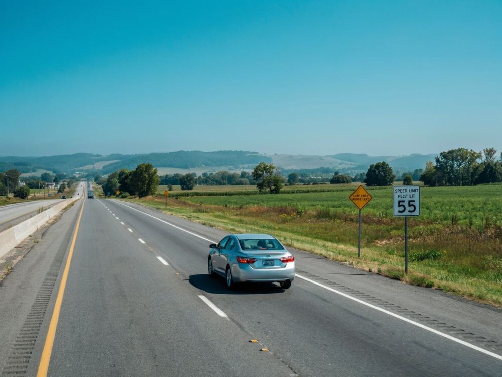 Z jaką prędkością masz obowiązek jechać na autostradzie Przepisy i praktyczne wskazówki